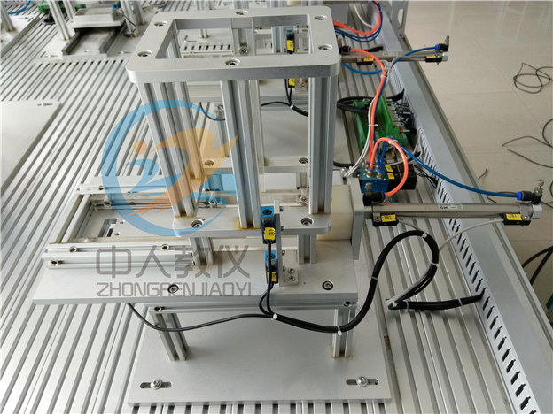 工業(yè)機(jī)器人與智能視覺(jué)系統(tǒng)應(yīng)用實(shí)訓(xùn)裝置,機(jī)器人實(shí)訓(xùn)臺(tái)，大供料單元