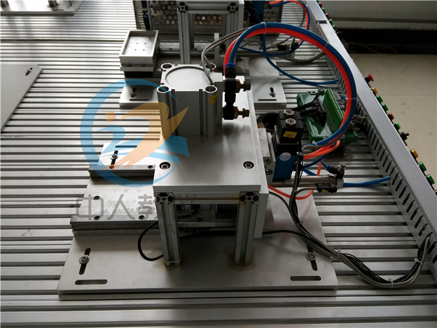 工業(yè)機(jī)器人與智能視覺(jué)系統(tǒng)應(yīng)用實(shí)訓(xùn)裝置,機(jī)器人實(shí)訓(xùn)臺(tái)，加工單元